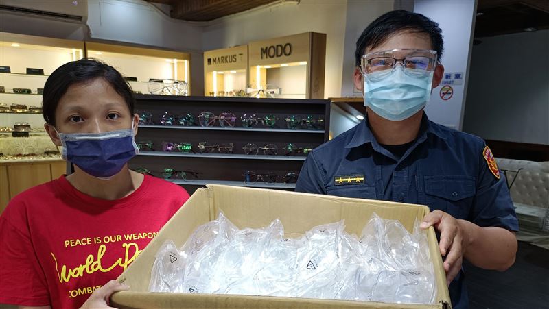 民團捐贈防疫裝備　淡水警與民齊抗疫