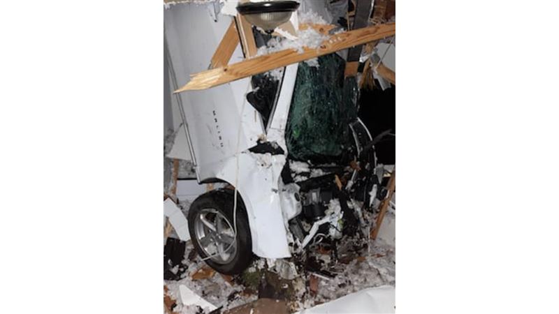 深夜聞巨響　他睜眼驚見天花板卡輛車