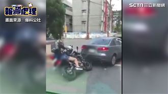 熱褲妹騎重機等紅燈　遭三寶倒車撞擊