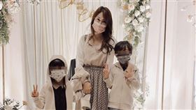 爸媽的救星！美女作家曬「神奇育兒術」：賺到1小時安靜（圖／翻攝自薇薇weiisly臉書）