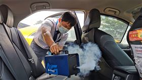 ▲桃園機場使用抗菌煙霧加強駕駛自己不容易清潔擦拭到的地方。（圖／桃園機場公司提供）