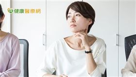 面對疫情，正確的感染管控措施是絕對必要的，在同時面對嚴峻的疫情下，不管是確診者或疑似確診者，或其親人或朋友，甚至治療者……大家的心理層面都會出現非常大的衝擊。