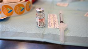 美CDC試驗：輝瑞莫德納疫苗效力90% 無症也能防美國疾病管制暨預防中心（CDC）最新試驗結果發現，不論有無症狀，輝瑞或莫德納疫苗現實生活感染防護力達90%。圖為3月12日拍攝準備為民眾施打的莫德納疫苗照片。中央社記者徐薇婷華盛頓攝 110年3月30日