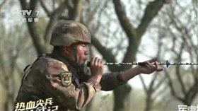 ▲解放軍特種部隊演練吹箭。（圖／翻攝自央視畫面）