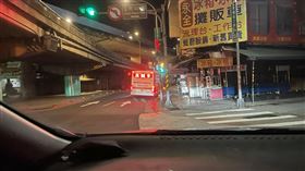 我是萬華人／確診者住在同條街！直擊防疫專車接送全過程　艋舺哥：第一次這麼緊繃。（圖／翻攝自我是萬華人  臉書）