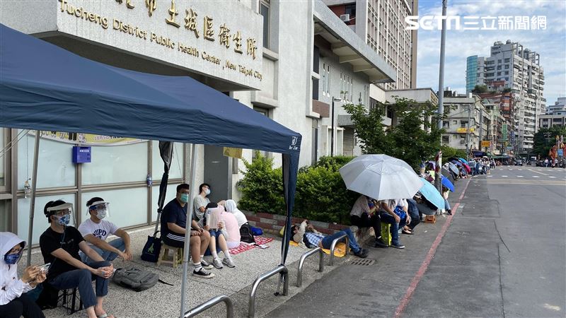 新／AZ疫苗開打！新北衛生所爆人潮