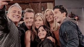 《六人行》6人回到攝影棚開心自拍。（圖／翻攝自HBO MAX推特）