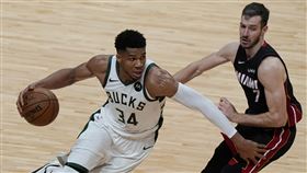 ▲「字母哥」安戴托昆波（Giannis Antetokounmpo）17分17籃板，公鹿3連勝聽牌。（圖／美聯社／達志影像）