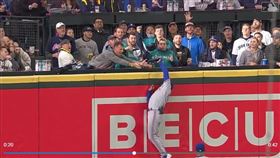 ▲賈西亞（Adolis Garcia）沒收對手全壘打。（圖／翻攝自遊騎兵推特）