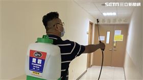 台北市士林分局民防組黃姓巡佐確診，隨即進行消毒工作。（圖／翻攝畫面）