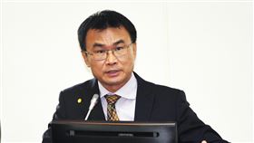 農業廢棄物問題  陳吉仲：一個月內提解方農委會主委陳吉仲（圖）29日在立法院經濟委員會備詢，就農產品生產過程中往往衍生許多農業廢棄物的議題表示，願意一個月內提出解決方案。中央社記者施宗暉攝  110年4月29日