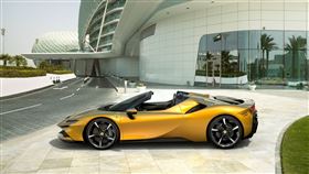 ▲法拉利首款量產插電式混合動力敞篷跑車SF90 Spider。（圖／Ferrari提供）