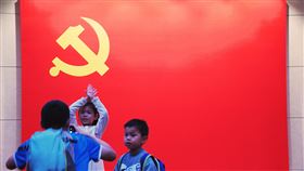 路透：中國可能放開生育政策  但憂城鄉生育失衡路透社引述消息人士稱，中國可能在未來3到5年全面放開生育政策，但也擔憂這可能使城鄉生育率失衡，增加貧困和就業壓力。圖為2名小孩在位於上海的中共二大會址黨旗前合照。中央社記者沈朋達上海攝  110年5月18日