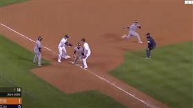 ▲韓國職棒韓火鷹離奇跑壘變雙殺。（圖／截自YT）