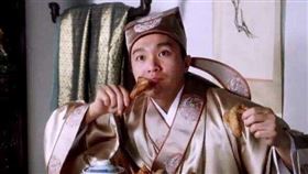 ▲周星馳愛在電影中吃雞翅膀（圖／翻攝自微博）