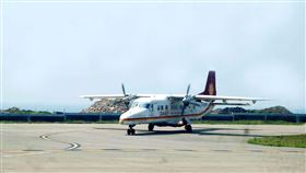 防堵疫情  德安航空停飛澎湖七美、望安疫情嚴峻，德安航空飛行高雄至澎湖七美、望安等航線，即起暫停至6月14日，航班改由澎湖機場起降，旅客在下機後完成自篩陰性後，再搭乘離島交通船南海之星往返七美和望安。中央社  110年5月28日