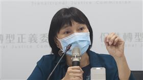 報請政院延任1年　楊翠：不會變成萬年促轉會促進轉型正義委員會12日說明延任案決議，促轉會主委楊翠（圖）表示，轉型正義工作不能中斷，委員會討論後，決定向行政院報請延任一年，未來工作包括貫徹究責、協力共進及深化法制；她說：「我們不會變成萬年促轉會」。中央社記者鄭傑文攝　110年4月12日