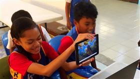 ▲帛琉學生開心的與台灣學生分享當地著名的水母湖。（圖／《ThereforEd因為所以教育協會》提供）