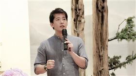 文史學者與旅行家的謝哲青回報地震家中遭殃。（圖／翻攝自謝哲青臉書）