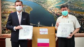 台灣疫情燒！波蘭捐北市1500件防護衣　柯文哲暖心感謝（圖／翻攝自柯文哲臉書）