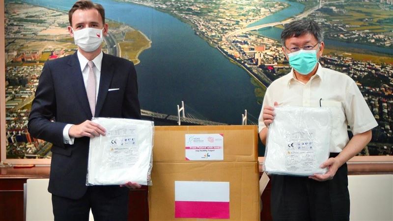 疫情燒！波蘭捐北市1500件防護衣