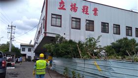 台中潭子立揚鞋業家族染疫　市府前往消毒（2）國內武漢肺炎（2019冠狀病毒疾病，COVID-19）疫情嚴峻，台中市潭子區立揚鞋業發生家族染疫，目前已有10 人確診，市府環保局派員加強周邊消毒。（市府提供）中央社記者趙麗妍傳真　110年5月28日