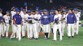 12強棒球台澳大戰　中華5比1擊敗澳洲中華隊在12強棒球賽的最後一戰，16日中午在東京巨蛋球場對上澳洲隊。中華隊在林哲瑄3分彈助威下，以5比1擊敗澳洲隊，獲賽事第5名，賽後選手向球迷致意。中央社記者張新偉攝　108年11月16日