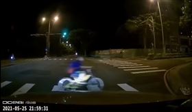 童闖紅燈險被撞！他提醒「小孩子帶好」反被嗆：不會停嗎？（圖／翻攝自爆料公社二社）