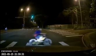 童闖紅燈險被撞　他提醒反被嗆網怒了