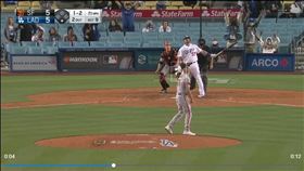 ▲普侯斯（Albert Pujols）差點敲出再見全壘打。（圖／翻攝自巨人推特）