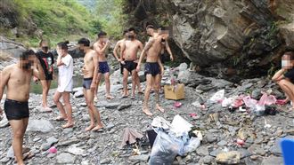 還玩？3女8男無罩深山玩水全GG