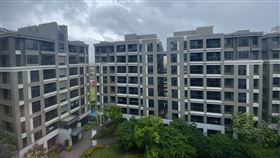 鋒面報到　新竹地區降雨梅雨鋒面報到，新竹地區29日上午開始降雨，由於已有段時間沒下雨，剛開始的雨勢會被土壤、樹木吸收，但相對可以讓土讓先行潮濕，對於未來水庫進流會有正面幫助。中央社記者魯鋼駿攝  110年5月29日