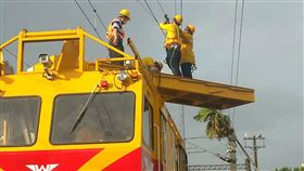 斗六站外檳榔樹倒塌壓電車線　現場搶修中台鐵指出，29日下午斗六站外南邊東線旁私人土地檳榔樹倒塌，壓到電車線，以致斗六站內1、2股無電，林內至斗南間東正線封鎖改西正線單線行車，嘉義電力分駐所已派員到場搶修。（台鐵提供）中央社記者蔡智明傳真  110年5月29日