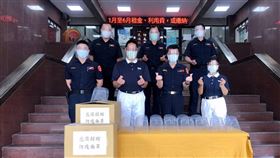 慈濟贈手套護目鏡　守護雙北警消安全疫情嚴峻，慈濟基金會29日表示，已提供雙北地區逾6000個防護面罩及逾10萬雙PVC手套，盼能守護警消防疫安全。（慈濟基金會提供）中央社記者吳欣紜傳真  110年5月29日