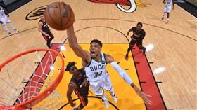 ▲「字母哥」安戴托昆波（Giannis Antetokounmpo）20分15助攻12籃板「大三元」。（圖／翻攝自NBA推特）