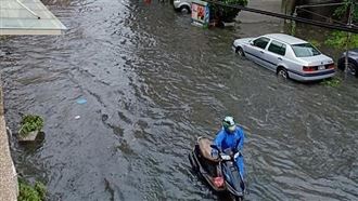 瞬間豪雨灌爆！彰化鹿港老街淹水及膝