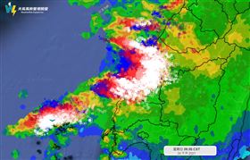 中南部天氣妖魔鬼怪！天氣風險：今、明兩天是梅雨重頭戲（圖／翻攝自天氣風險 WeatherRisk臉書）