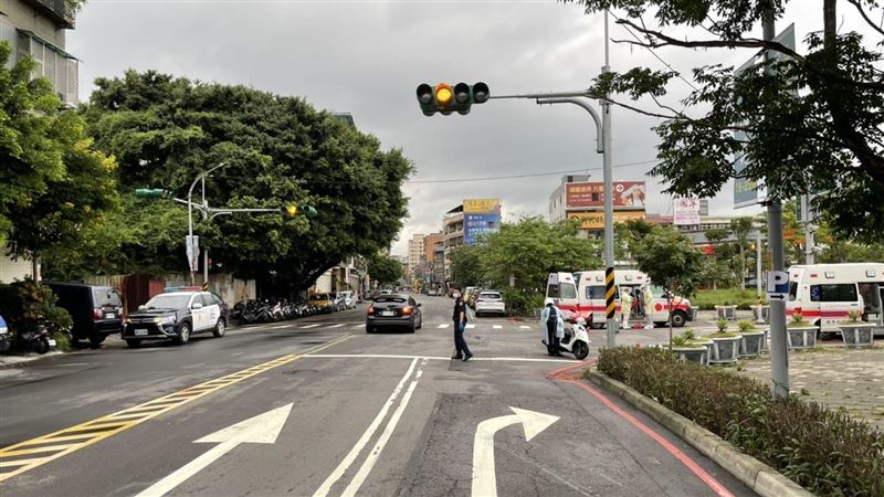砂石車右轉捲輾單車騎士　男送醫不治