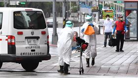 疫情嚴峻　救護車與外送員穿梭街頭武漢肺炎（2019冠狀病毒疾病，COVID-19）疫情嚴峻，全國防疫進入三級警戒，29日台北街頭可見救護車接送就醫民眾與快遞外送員。中央社記者王飛華攝  110年5月29日