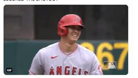 大谷翔平盜上二壘後笑不停，被剪輯成動圖放上推特。（圖／翻攝自天使推特）