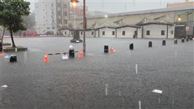 大雨影響　鹿港公會堂淹水受到大雨影響，彰化縣鹿港鎮鹿港老街以及鹿港天后宮出現淹水情形，鹿港公會堂前廣場也出現淹水情形，水深及膝。  （彰化縣消防局提供）中央社記者吳哲豪傳真　110年5月30日