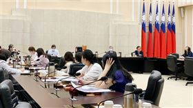 行政院長蘇貞昌今（30）日於行政院召開紓困工作會議。（圖／行政院提供)