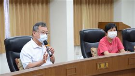 疫情蔓延　賴峰偉籲鄉親暫緩往返台澎兩地澎湖縣長賴峰偉（左）25日表示，國內疫情升至全國3級警戒，民眾應避免外出、跨縣市移動、各級學校也都停課，他呼籲在台學子或鄉親暫停往返台澎；目前每天入境民眾大多是澎湖人，其中約1/4來自雙北熱區，遊客則已是少之又少。（澎湖縣政府提供）中央社　110年5月25日