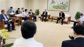 行政院長蘇貞昌今（30）於行政院召開防疫會議。（圖／行政院提供)