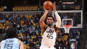 ▲米契爾（Donovan Mitchell）倒數4分04秒得10分，助爵士擊敗灰熊。（圖／翻攝自NBA推特）