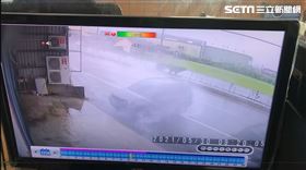 大雨，彰化溪湖彰水路，路面積水，自小客車打水漂失控翻覆，驚悚畫面曝