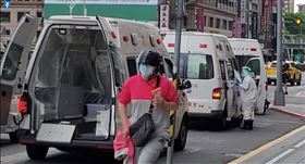 外送員的奇聞怪事／熊貓外送員真的太偉大了，冒險進入某防疫旅館送餐。（圖／翻攝自外送員的奇聞怪事）