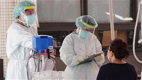 15萬劑AZ疫苗  供全台醫護防疫人員使用中央疫情指揮中心27日表示，完成檢驗封緘41萬劑AZ疫苗將分2階段配發，首波配送15萬劑供全台第一線醫護、防疫人員使用。中央社記者鄭傑文攝  110年5月27日