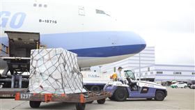 莫德納（Moderna）疫苗，首批15萬劑昨（28）日下午約5時抵台。（圖／食藥署提供）