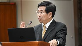 教育部長潘文忠前往立法院教育委員會備詢。 圖／記者林敬旻攝